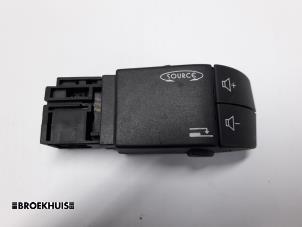 Begagnade Rattmonterad radiostyrning Renault Trafic New (FL) 2.5 dCi 16V 145 Pris € 18,15 Inklusive moms erbjuds av Autobedrijf Broekhuis B.V.