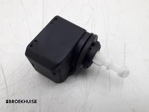 Używane Silnik reflektora Skoda Fabia II Combi 1.2 TDI 12V Greenline Cena € 10,00 Procedura marży oferowane przez Autobedrijf Broekhuis B.V.