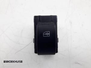 Begagnade Brytare, eldrivna fönster Renault Koleos I 2.5 16V Pris € 10,00 Marginaltabell erbjuds av Autobedrijf Broekhuis B.V.