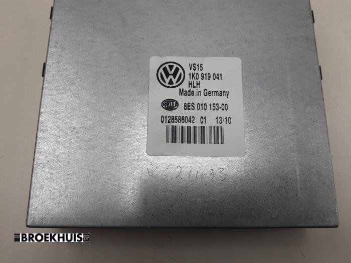 Spänningsstabilisator från en Volkswagen Golf VI (5K1) 1.2 TSI BlueMotion 2010