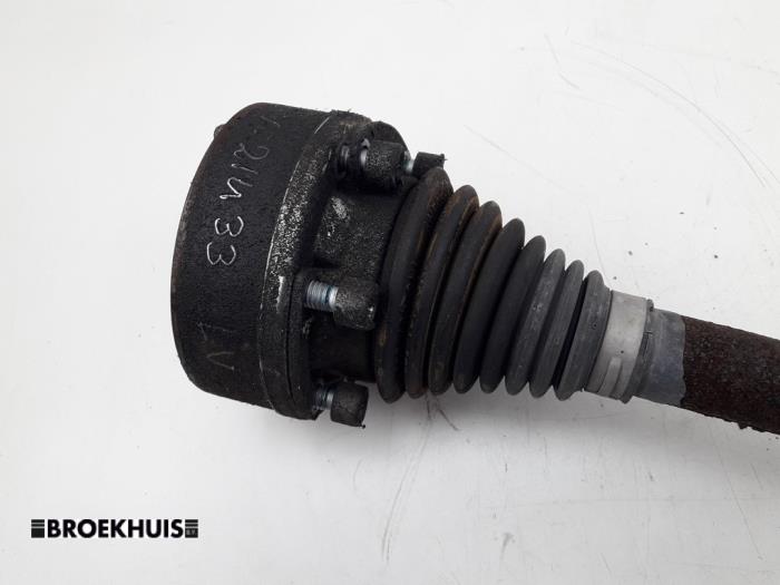 Drivaxel, vänster fram från en Volkswagen Golf VI (5K1) 1.2 TSI BlueMotion 2010