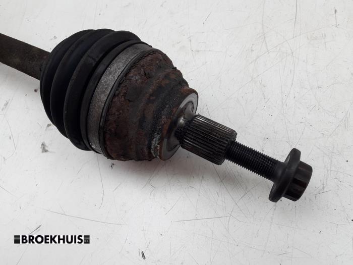 Drivaxel, vänster fram från en Volkswagen Golf VI (5K1) 1.2 TSI BlueMotion 2010