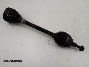 Begagnade Drivaxel, vänster fram Volkswagen Golf VI (5K1) 1.2 TSI BlueMotion Pris € 30,00 Marginaltabell erbjuds av Autobedrijf Broekhuis B.V.