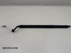 Gebruikte Gasdemper links-achter Mazda CX-30 (DM) 2.0 e-SkyActiv X 186 M Hybrid 16V Prijs € 125,00 Margeregeling aangeboden door Autobedrijf Broekhuis B.V.