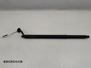 Gebruikte Kofferdekseldemper rechts-achter Mazda CX-30 (DM) 2.0 e-SkyActiv X 186 M Hybrid 16V Prijs € 125,00 Margeregeling aangeboden door Autobedrijf Broekhuis B.V.