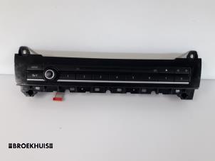 Gebruikte Radiobedienings paneel BMW 5 serie Touring (F11) 520d 16V Prijs € 60,00 Margeregeling aangeboden door Autobedrijf Broekhuis B.V.