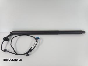 Begagnade Gasfjäder, höger bak Mercedes GLB (247.6) 1.3 GLB-200 Turbo 16V Pris € 125,00 Marginaltabell erbjuds av Autobedrijf Broekhuis B.V.