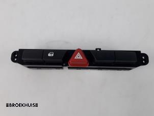 Begagnade Nödbelysningsbrytare Kia Cee'd (EDB5) 1.6 CRDi 16V Pris € 10,00 Marginaltabell erbjuds av Autobedrijf Broekhuis B.V.