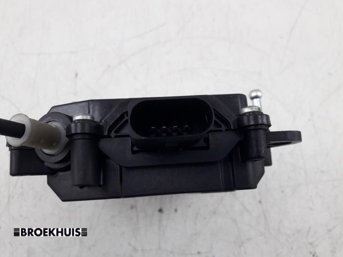 Motor för eldriven baklucka från en Land Rover Range Rover Velar (LY) 3.0 D300 AWD 2018