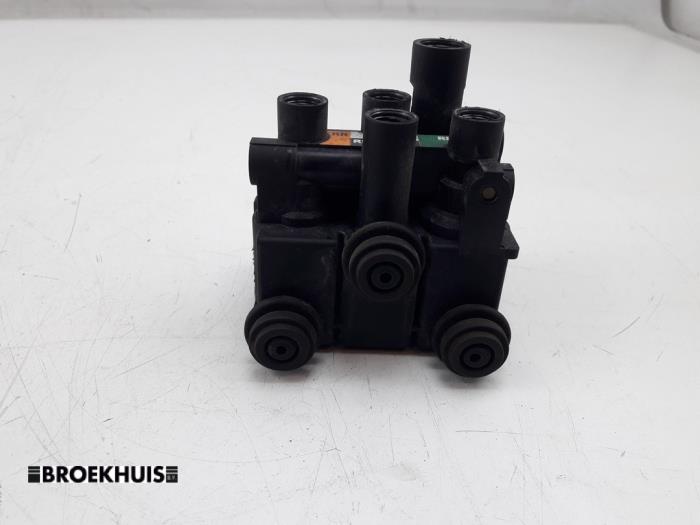 Tryckventil, bakre stötdämpare från en Land Rover Range Rover Velar (LY) 3.0 D300 AWD 2018