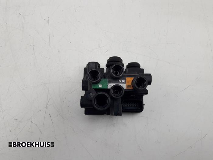 Tryckventil, bakre stötdämpare från en Land Rover Range Rover Velar (LY) 3.0 D300 AWD 2018