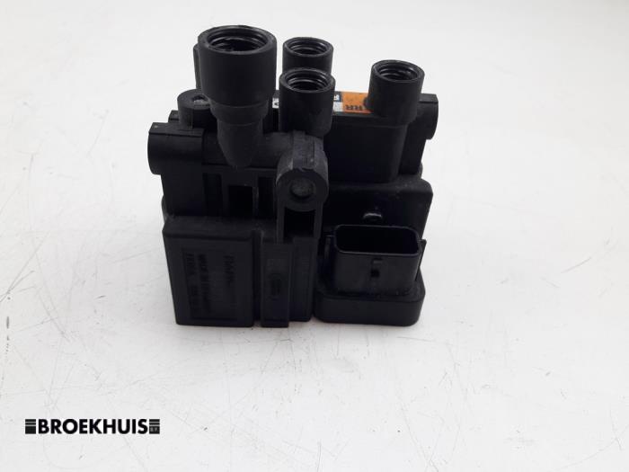 Tryckventil, bakre stötdämpare från en Land Rover Range Rover Velar (LY) 3.0 D300 AWD 2018