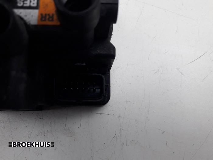 Tryckventil, bakre stötdämpare från en Land Rover Range Rover Velar (LY) 3.0 D300 AWD 2018