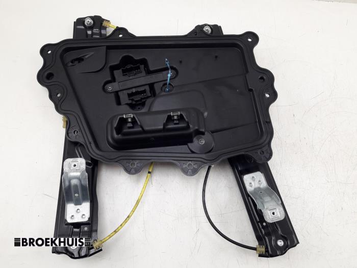 Fönstermekanism för bakre dörr, 4-dörrars, vänster från en Land Rover Range Rover Velar (LY) 3.0 D300 AWD 2018