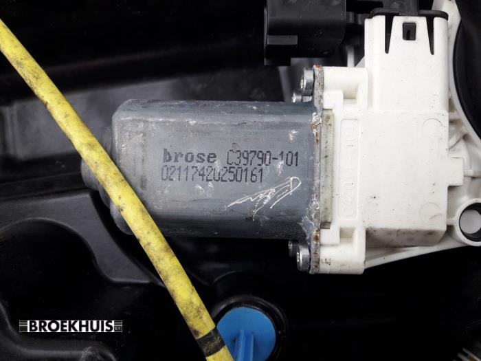 Fönstermekanism för bakre dörr, 4-dörrars, vänster från en Land Rover Range Rover Velar (LY) 3.0 D300 AWD 2018