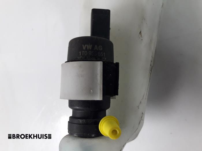 Spolartank, vindruta från en Audi TT Roadster (8J9) 3.2 V6 24V Quattro 2009