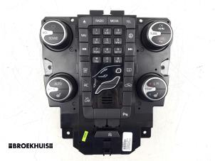 Gebruikte Multi Media Regelunit Volvo V40 (MV) 2.0 D2 16V Prijs € 40,00 Margeregeling aangeboden door Autobedrijf Broekhuis B.V.