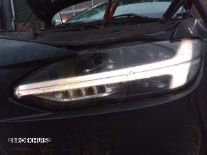 Gebruikte Koplamp links Volvo V90 II (PW) 2.0 T5 16V Prijs € 900,00 Margeregeling aangeboden door Autobedrijf Broekhuis B.V.