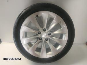 Begagnade Hjul + däck Tesla Model S 75D Pris € 175,00 Marginaltabell erbjuds av Autobedrijf Broekhuis B.V.