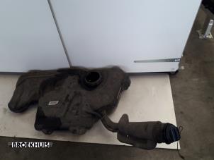 Begagnade Tank Renault Clio IV (5R) 1.5 dCi 90 FAP Pris € 75,00 Marginaltabell erbjuds av Autobedrijf Broekhuis B.V.