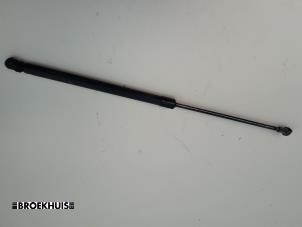 Begagnade Gasfjäder, vänster bak Nissan Qashqai (J11) 1.5 dCi DPF Pris € 15,00 Marginaltabell erbjuds av Autobedrijf Broekhuis B.V.