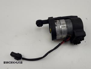 Używane Pompa oleju BMW 7 serie (E65/E66/E67) 745i,Li 4.4 V8 32V Cena € 100,00 Procedura marży oferowane przez Autobedrijf Broekhuis B.V.