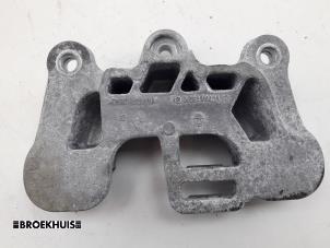 Używane Wspornik (rózne) Mercedes E (C238) E-200 EQ Boost 2.0 Turbo 16V Cena € 50,00 Procedura marży oferowane przez Autobedrijf Broekhuis B.V.