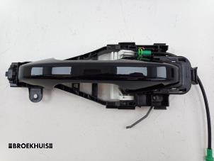 Używane Uchwyt drzwi lewych przednich wersja 4-drzwiowa Volvo V60 II (ZW) 2.0 B3 16V Mild Hybrid Cena € 50,00 Procedura marży oferowane przez Autobedrijf Broekhuis B.V.