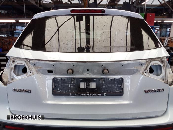 Baklucka från en Suzuki Vitara (LY/MY) 1.4 S Turbo 16V 2017