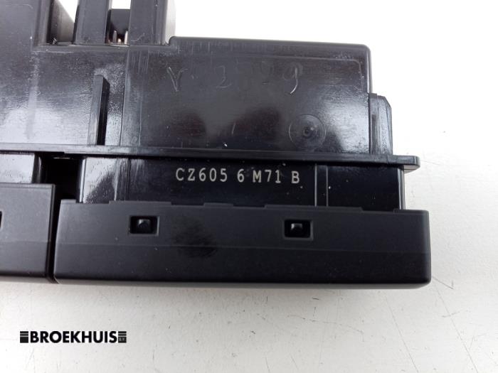 Nödbelysningsbrytare från en Suzuki Vitara (LY/MY) 1.4 S Turbo 16V 2017