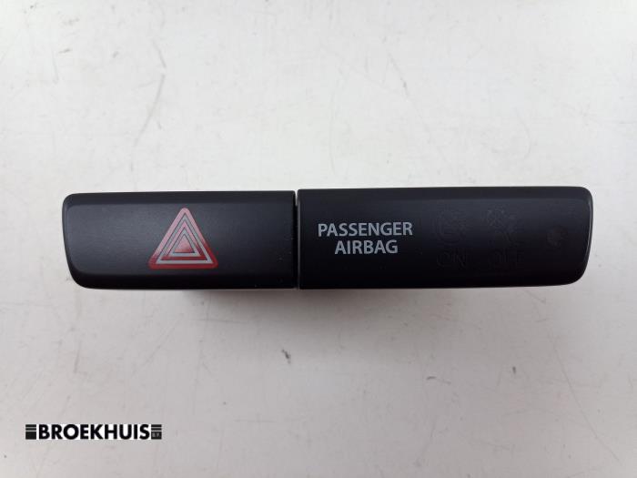 Nödbelysningsbrytare från en Suzuki Vitara (LY/MY) 1.4 S Turbo 16V 2017