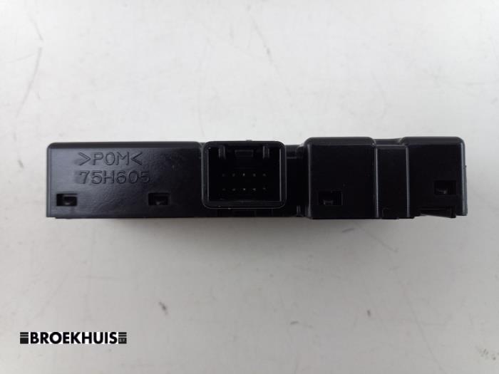 Nödbelysningsbrytare från en Suzuki Vitara (LY/MY) 1.4 S Turbo 16V 2017