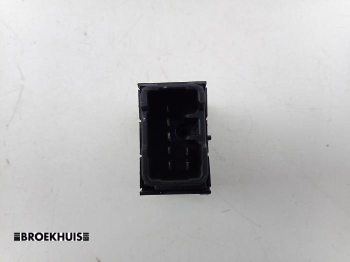 ESP-brytare från en Suzuki Vitara (LY/MY) 1.4 S Turbo 16V 2017