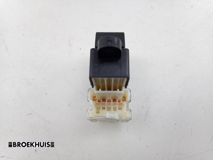 Brytare, eldrivna fönster från en Suzuki Vitara (LY/MY) 1.4 S Turbo 16V 2017