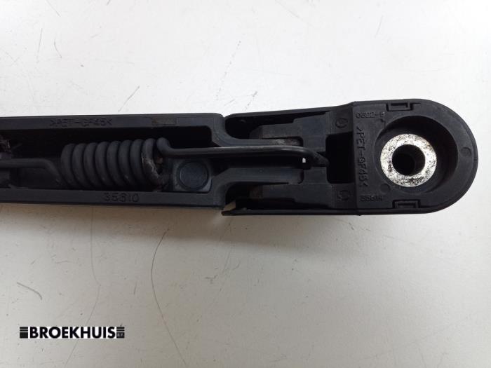 Bakre torkararm från en Suzuki Vitara (LY/MY) 1.4 S Turbo 16V 2017
