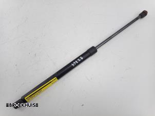 Begagnade Gasfjäder, höger bak Opel Zafira (M75) 1.6 16V Pris € 10,00 Marginaltabell erbjuds av Autobedrijf Broekhuis B.V.