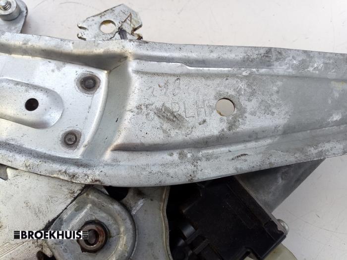 Fönstermekanism för bakre dörr, 4-dörrars, vänster från en Suzuki Vitara (LY/MY) 1.4 S Turbo 16V 2017