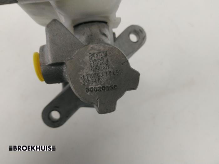 Huvudcylinder från en Suzuki Vitara (LY/MY) 1.4 S Turbo 16V 2017