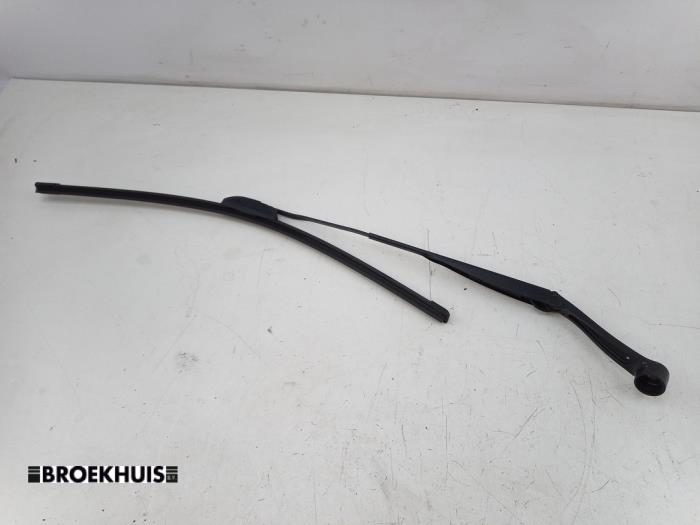 Främre torkararm från en Suzuki Vitara (LY/MY) 1.4 S Turbo 16V 2017