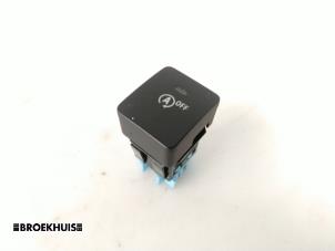 Gebruikte Start/Stop schakelaar Renault Twingo III (AH) 1.0 SCe 75 12V Prijs € 30,00 Margeregeling aangeboden door Autobedrijf Broekhuis B.V.