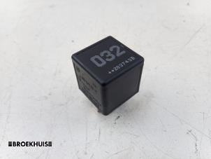 Begagnade Relä Mercedes C (W205) C-300de 2.0 Turbo 16V Pris € 5,00 Marginaltabell erbjuds av Autobedrijf Broekhuis B.V.