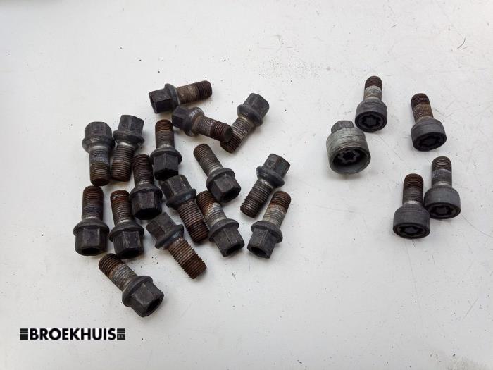 Hjulbultsats från en Suzuki Vitara (LY/MY) 1.4 S Turbo 16V 2017