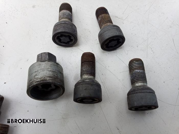 Hjulbultsats från en Suzuki Vitara (LY/MY) 1.4 S Turbo 16V 2017