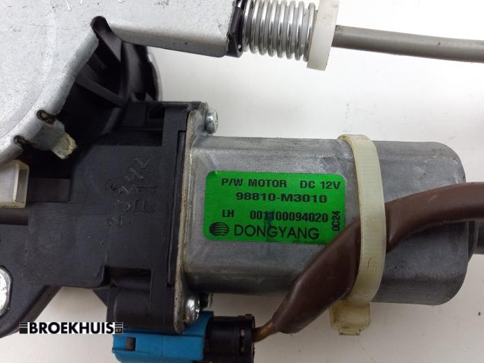 Fönstermekanism för bakre dörr, 4-dörrars, vänster från en Chevrolet Spark (M300) 1.2 16V 2010