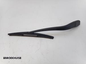 Gebruikte Ruitenwisserarm achter Hyundai i10 (F5) 1.2i 16V Prijs € 15,00 Margeregeling aangeboden door Autobedrijf Broekhuis B.V.