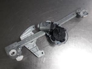 Begagnade Fönstermekanism, 4-dörrars, vänster fram Toyota Aygo (B10) 1.0 12V VVT-i Pris € 25,00 Marginaltabell erbjuds av Autobedrijf Broekhuis B.V.