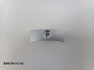 Begagnade Brytare, parkeringsbroms Mitsubishi Outlander (GF/GG) 2.0 16V PHEV 4x4 Pris € 25,00 Marginaltabell erbjuds av Autobedrijf Broekhuis B.V.