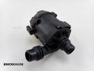 Gebruikte Extra waterpomp BMW 5 serie (G30) 540i 3.0 TwinPower Turbo 24V Prijs € 30,00 Margeregeling aangeboden door Autobedrijf Broekhuis B.V.