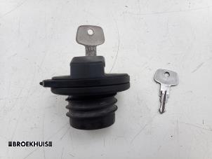 Begagnade Tanklock Landrover Defender I 2.2 TD4 16V Pris € 20,00 Marginaltabell erbjuds av Autobedrijf Broekhuis B.V.