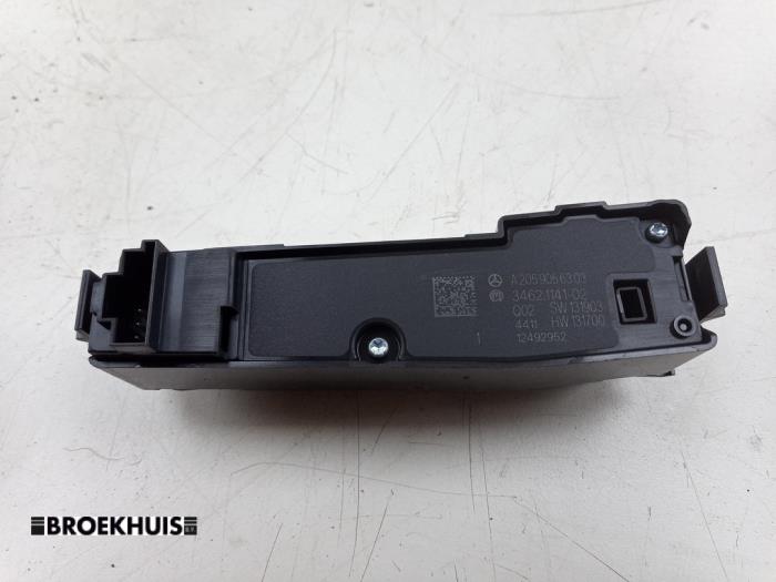 Start/stopp-brytare från en Mercedes-Benz C Estate (S205) C-180 BlueTEC, C-180 d 1.6 16V 2015